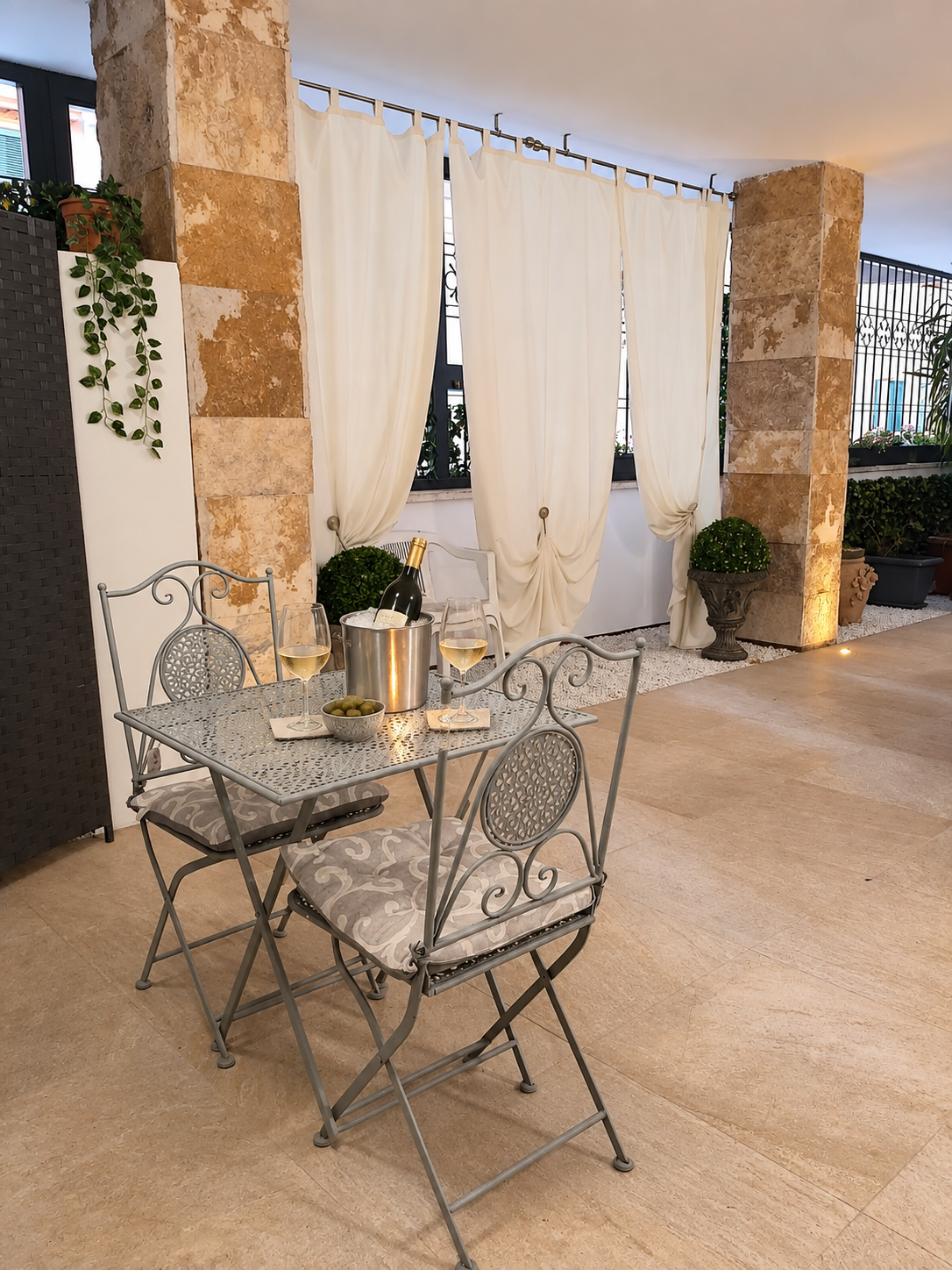 Terrazza elegante con vino al tramonto